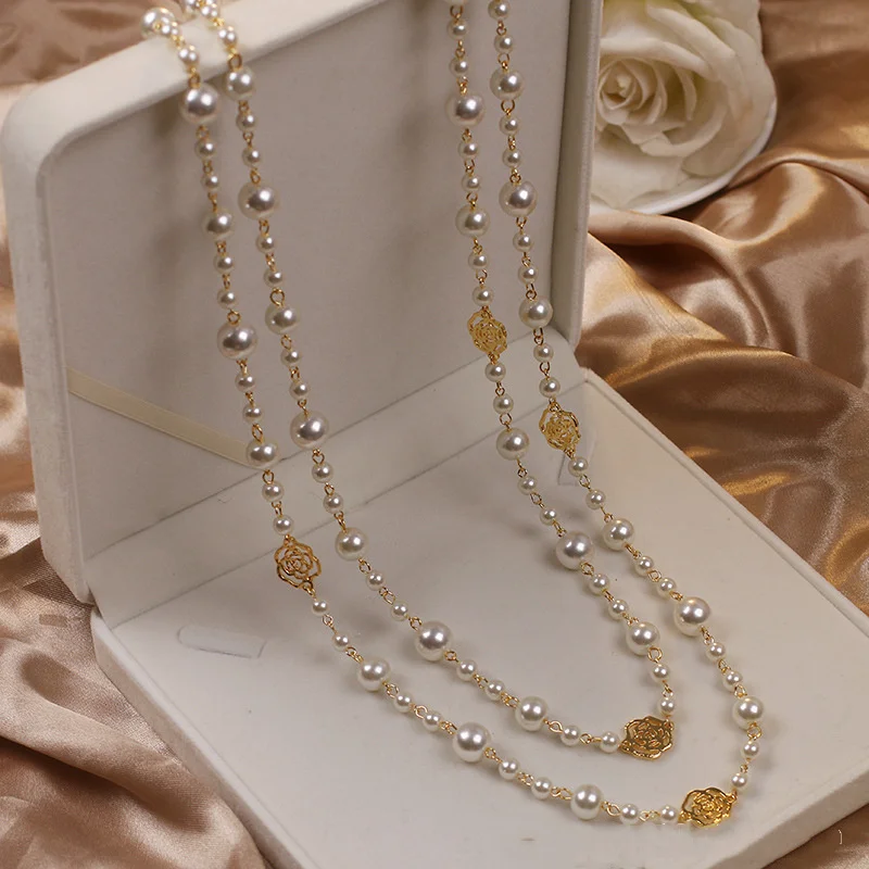 Collier élégant en perles dorées
